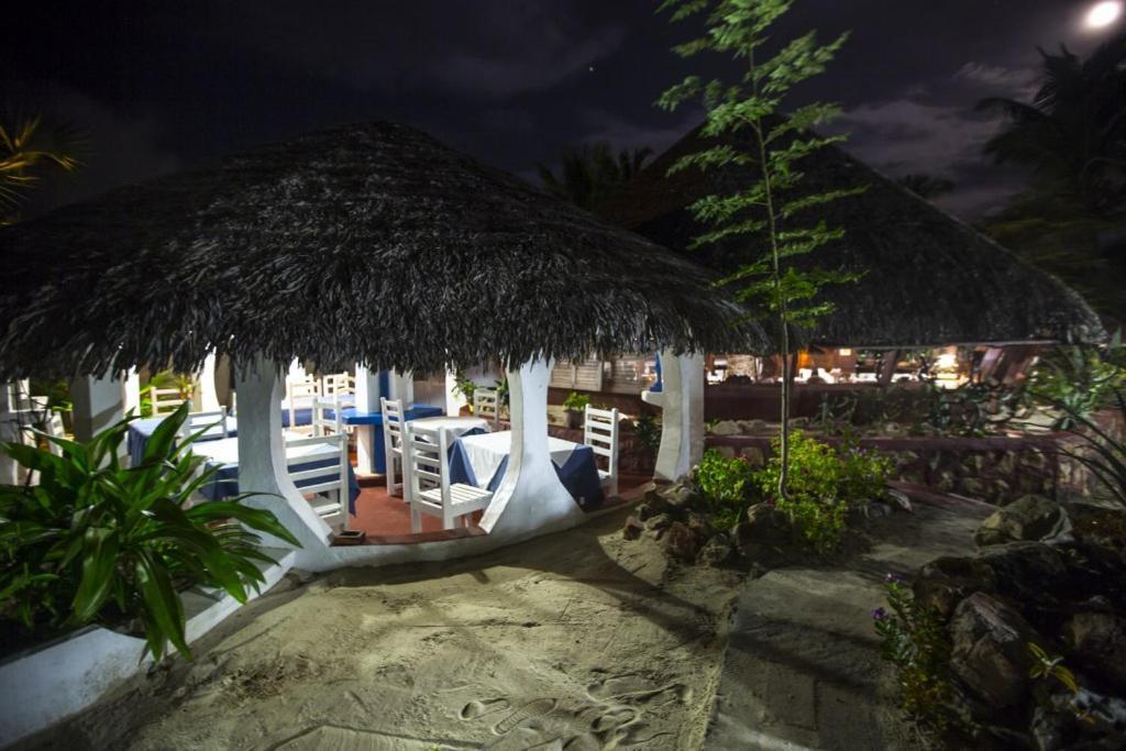 Chez Maggie Hotel & Restaurant Morondava Bagian luar foto