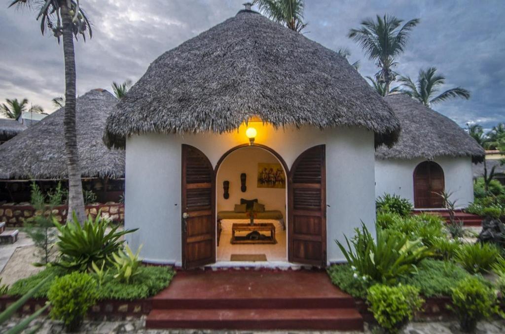 Chez Maggie Hotel & Restaurant Morondava Bagian luar foto