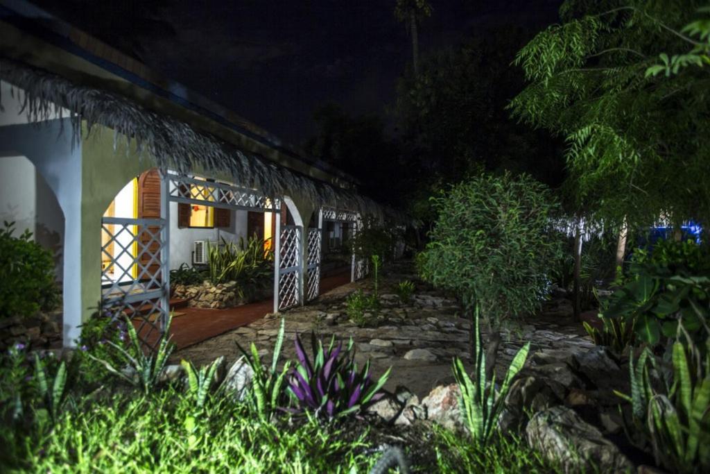 Chez Maggie Hotel & Restaurant Morondava Bagian luar foto